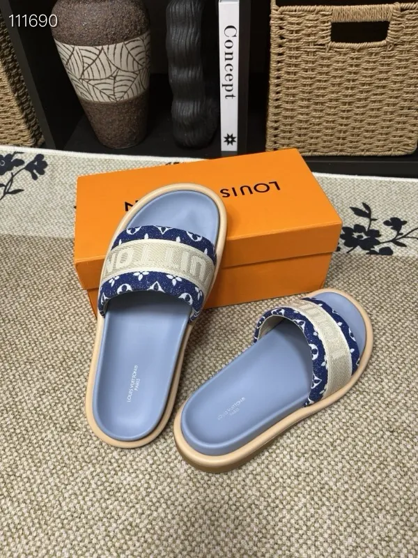 P320💰[New model] Long-term availability, 2025 new model, couple model [LOUlS VUlTTON] comes with drawer box, bag, card, invoice "Louis Vuitton ~ unique modern sandals. 》LV counter purchasing 🏃Men's and women's casual slippers, sold at the same time at the counter, the original old flower material upper is soft and comfortable, (refuses to discolor and rub the feet) sole: original factory special combination original sole, code number: 35--46 4 multiple colors 🉑️ to choose from